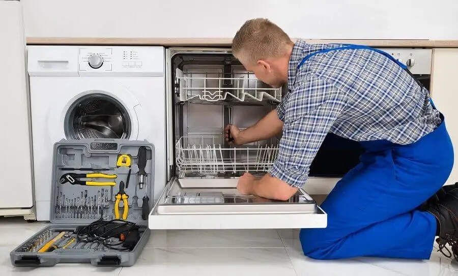 Karasu Liebherr servisi teknisyen ekibi beyaz eşya tamiri yaparken